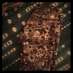 High-waisted black and white floral yoga pants